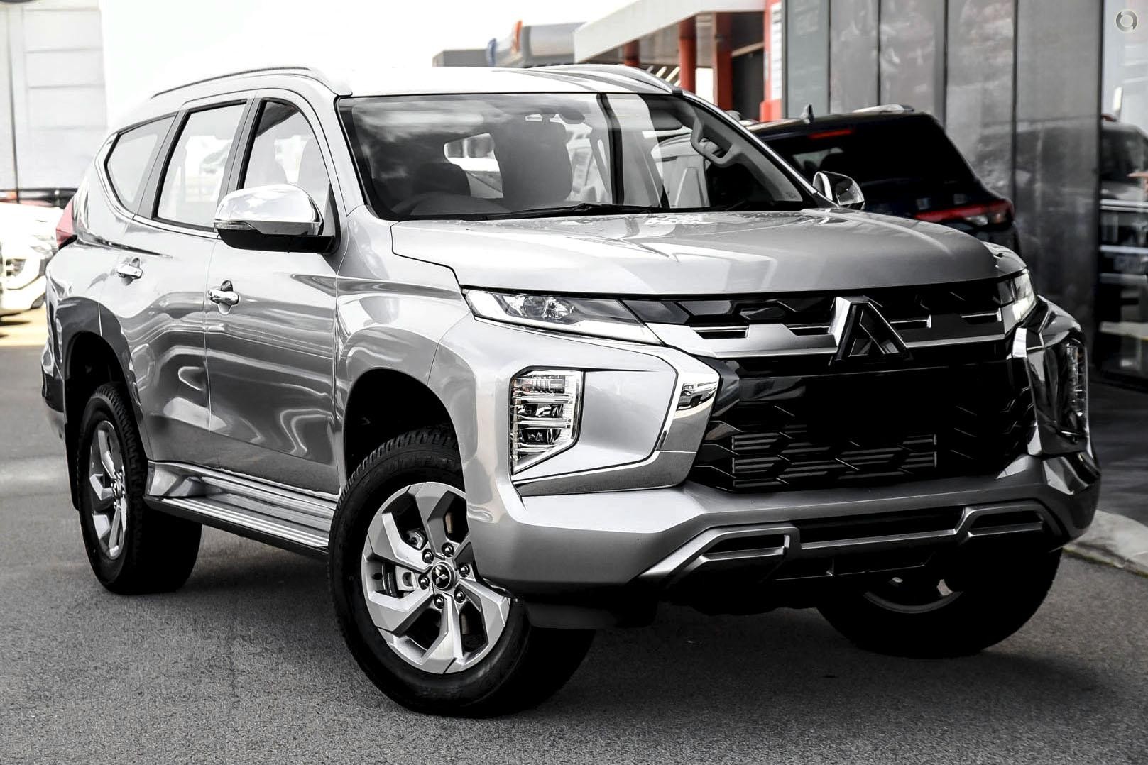 Mitsubishi Pajero Sport image 1