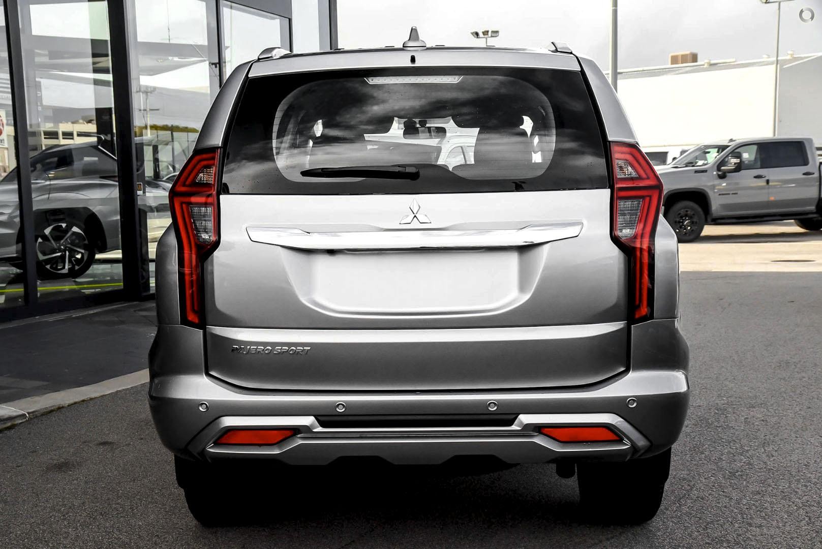 Mitsubishi Pajero Sport image 3