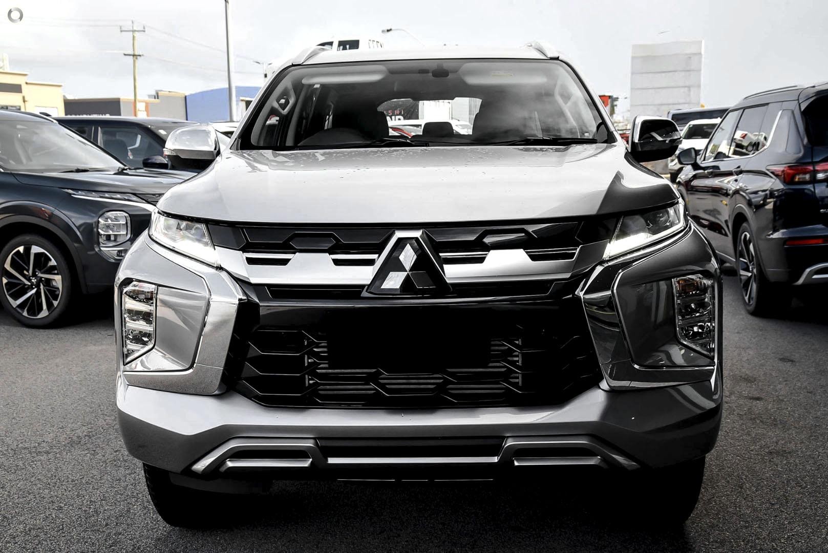 Mitsubishi Pajero Sport image 2