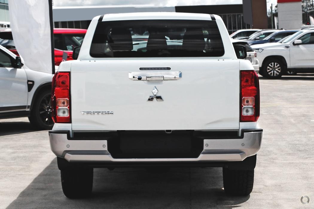 Mitsubishi Triton image 2