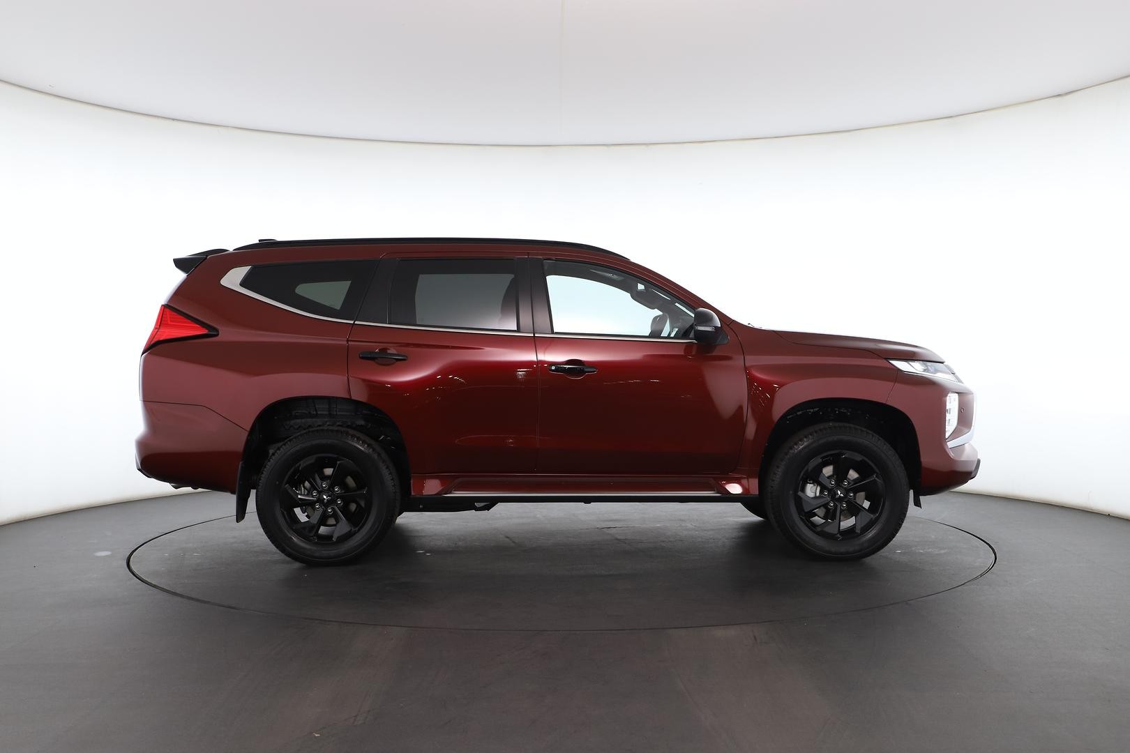 Mitsubishi Pajero Sport image 2