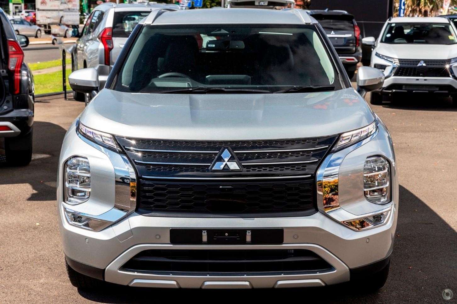 Mitsubishi Outlander image 2