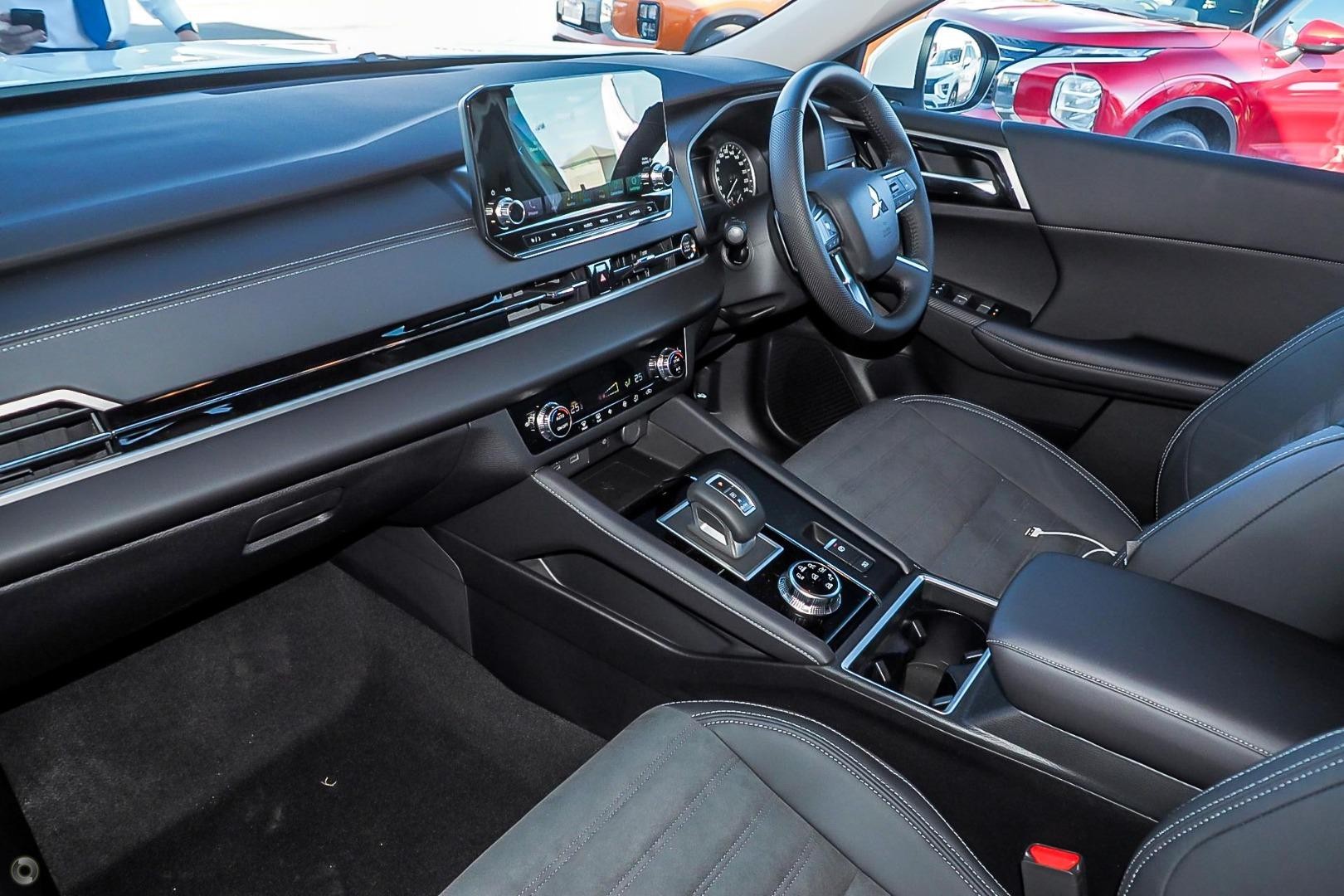 Mitsubishi Outlander image 2