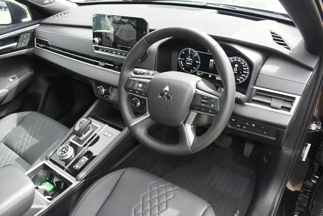 Mitsubishi Outlander image 3