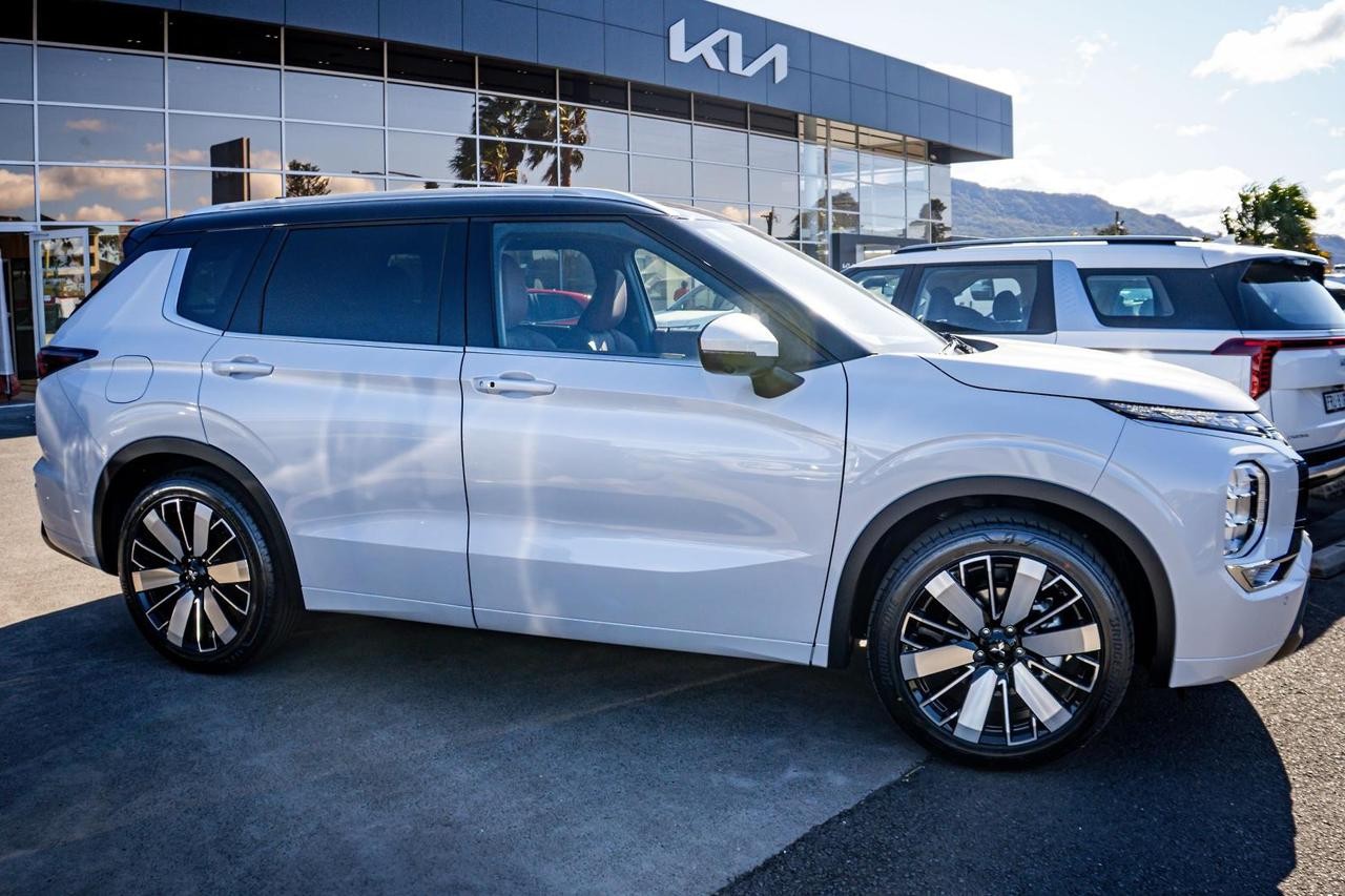 Mitsubishi Outlander image 2