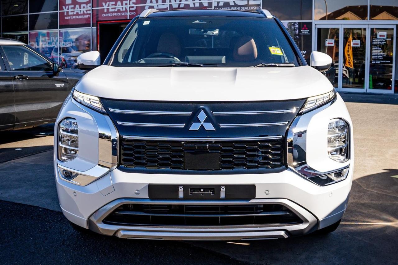 Mitsubishi Outlander image 2