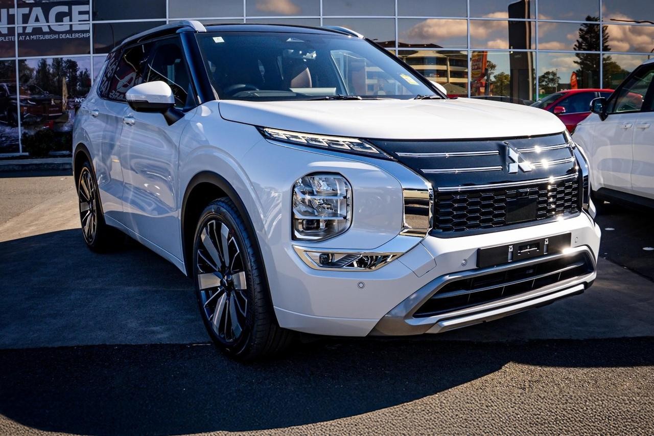 Mitsubishi Outlander image 1