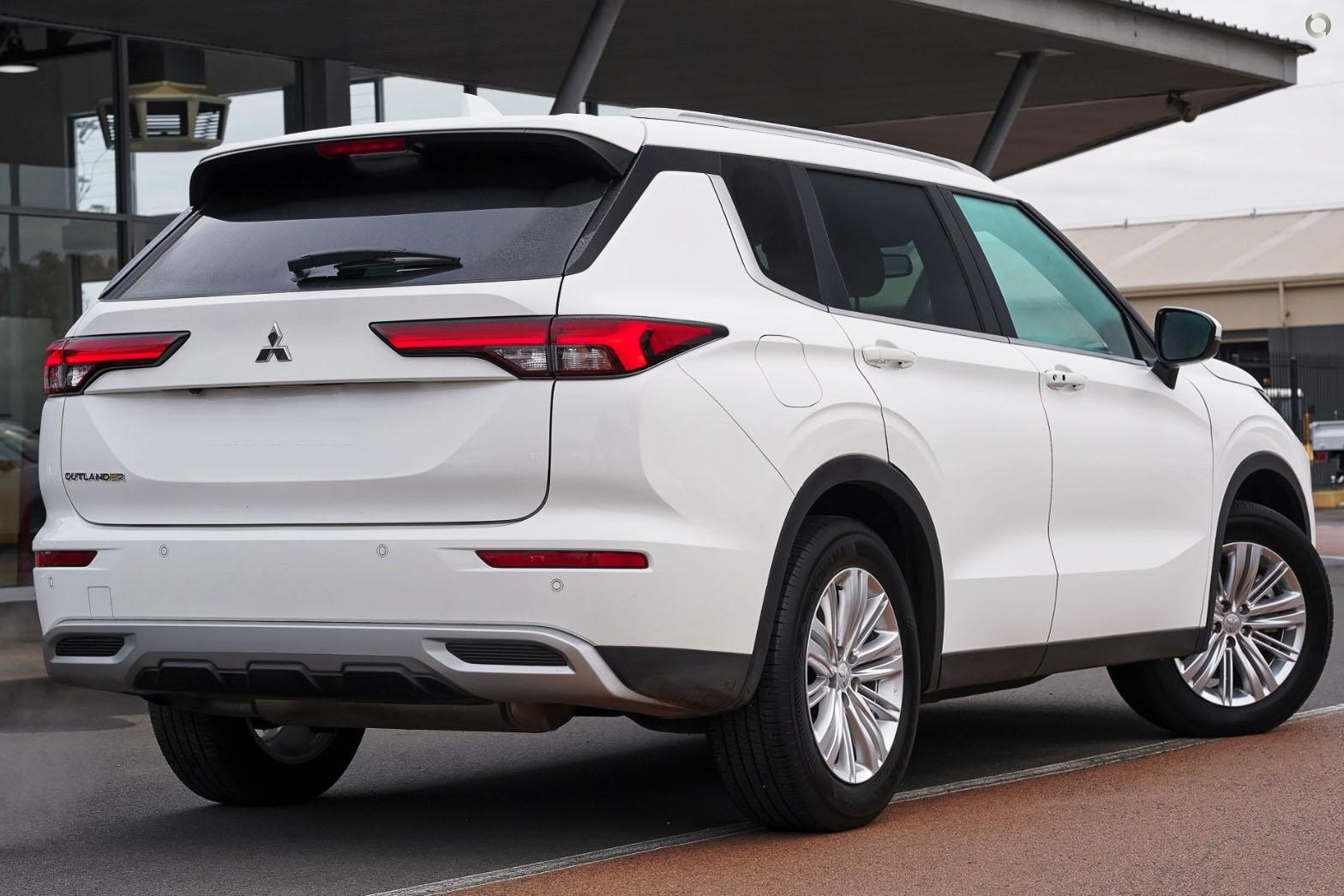 Mitsubishi Outlander image 4