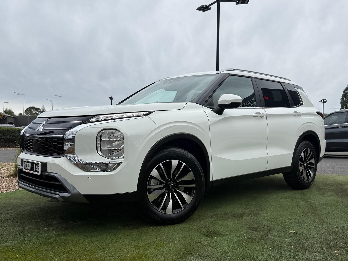Mitsubishi Outlander image 1