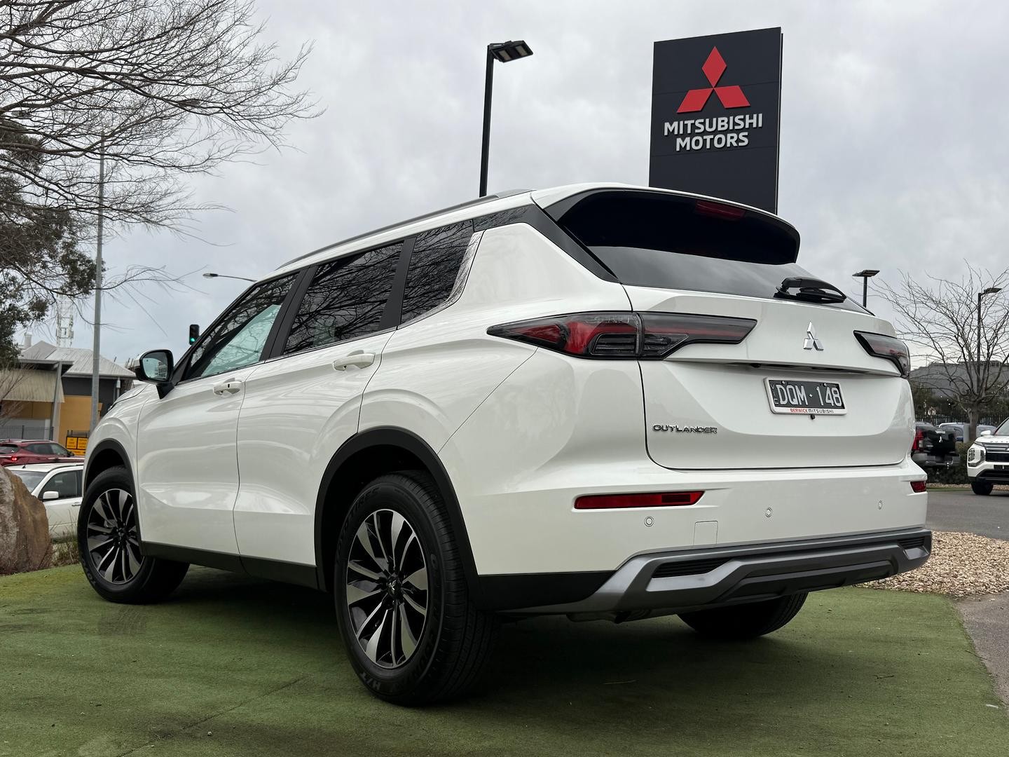 Mitsubishi Outlander image 2