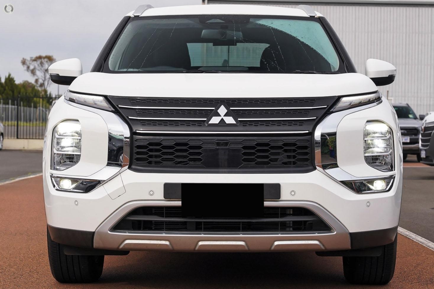 Mitsubishi Outlander image 2