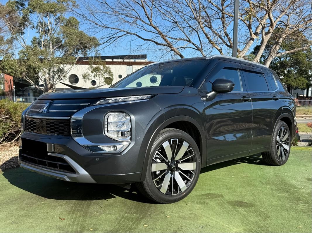 Mitsubishi Outlander image 2