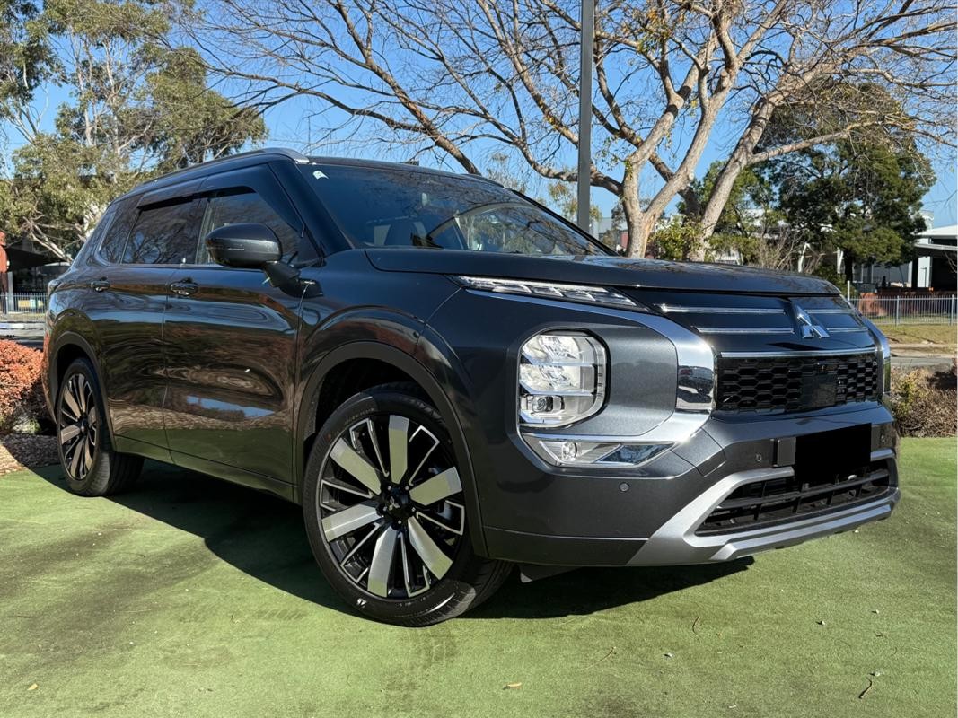 Mitsubishi Outlander image 1