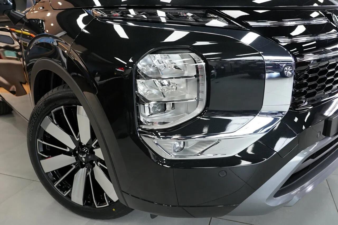 Mitsubishi Outlander image 2