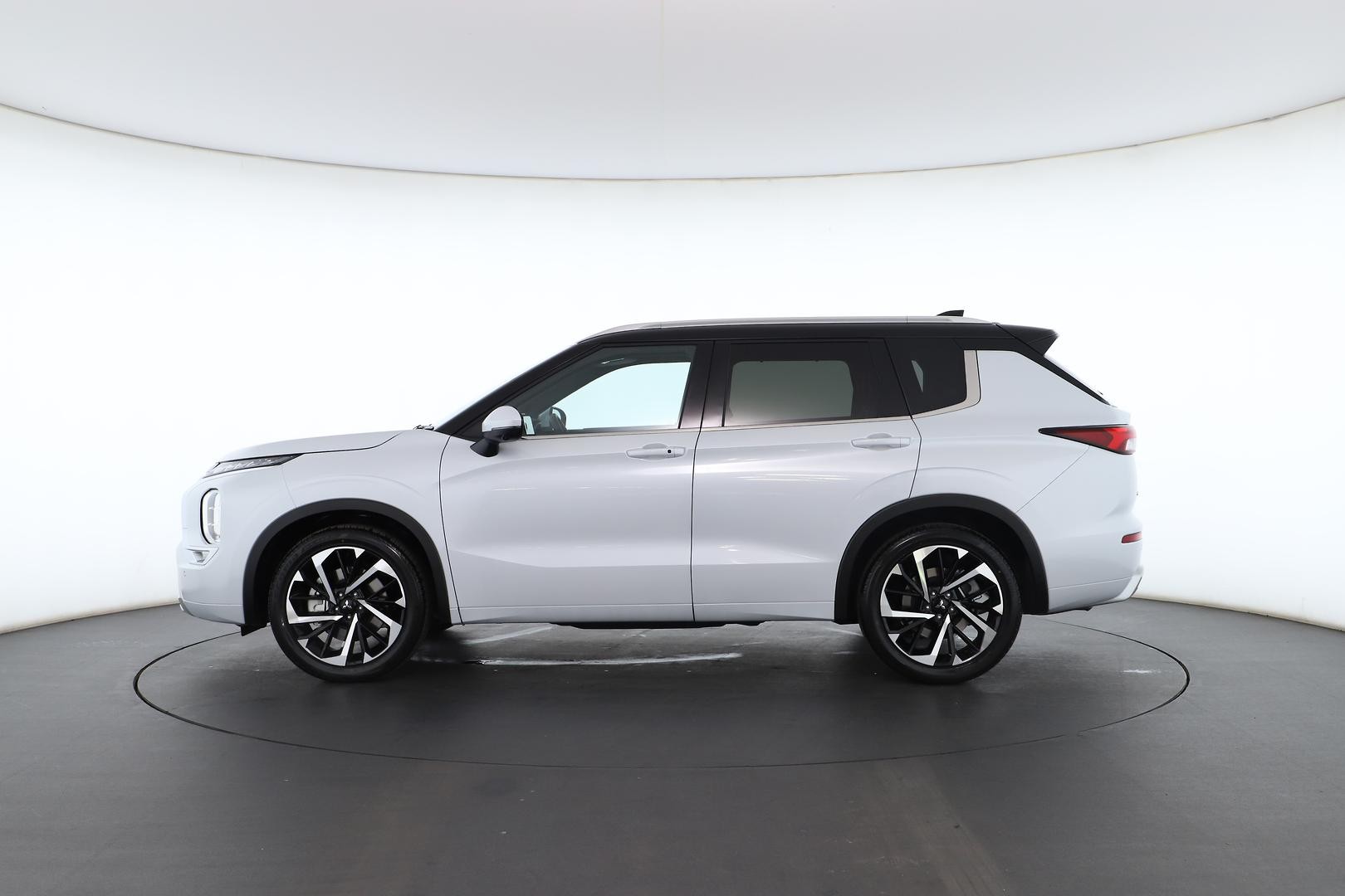 Mitsubishi Outlander image 3
