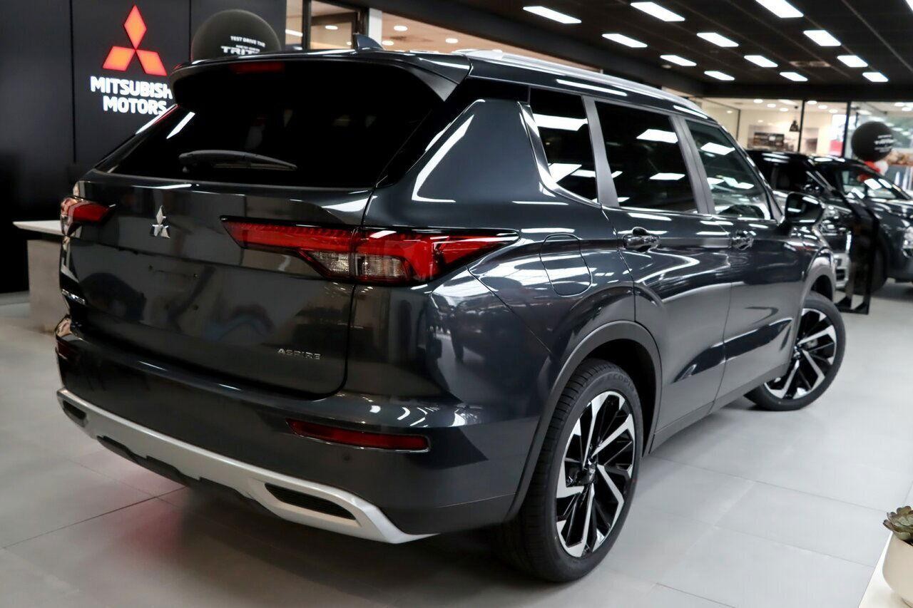 Mitsubishi Outlander image 3