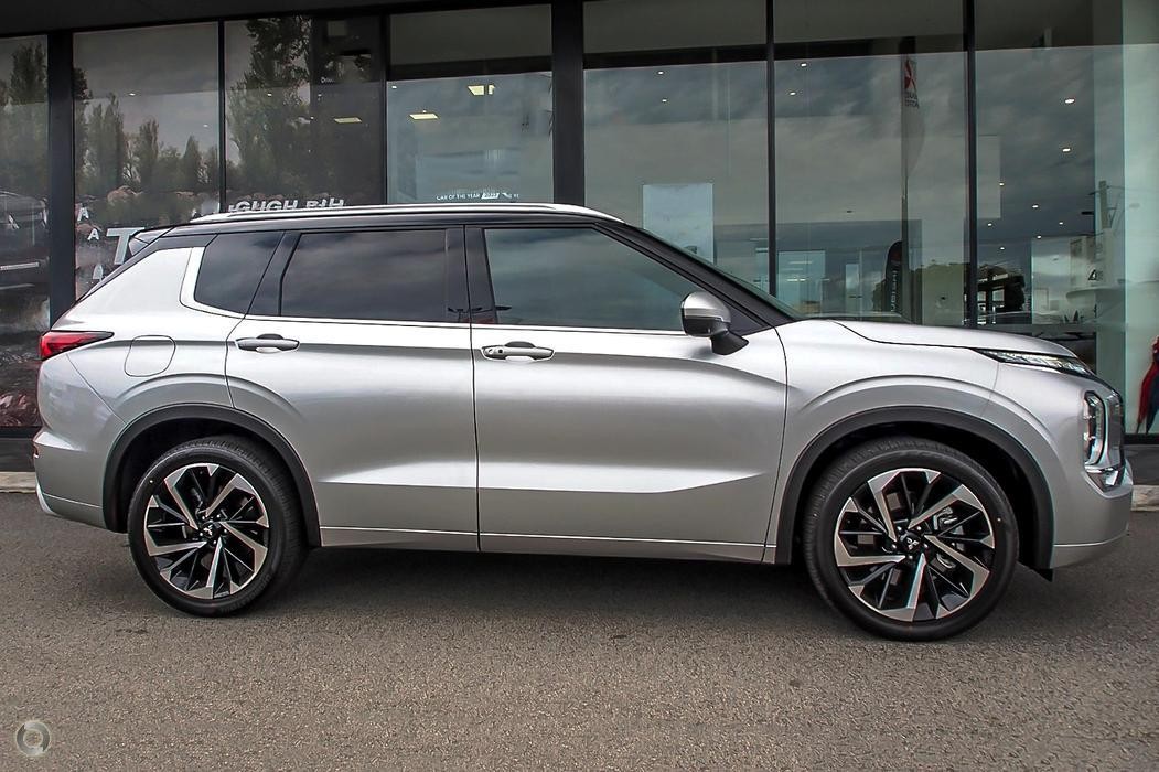 Mitsubishi Outlander image 2