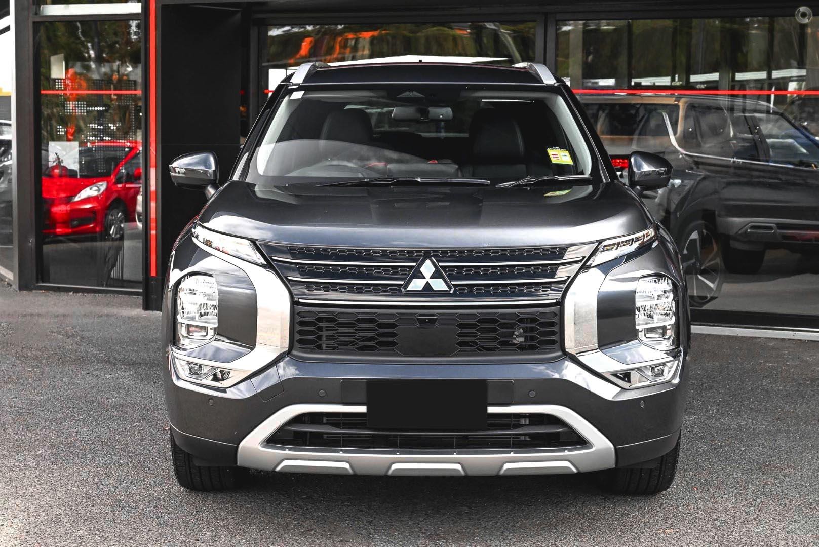 Mitsubishi Outlander image 2