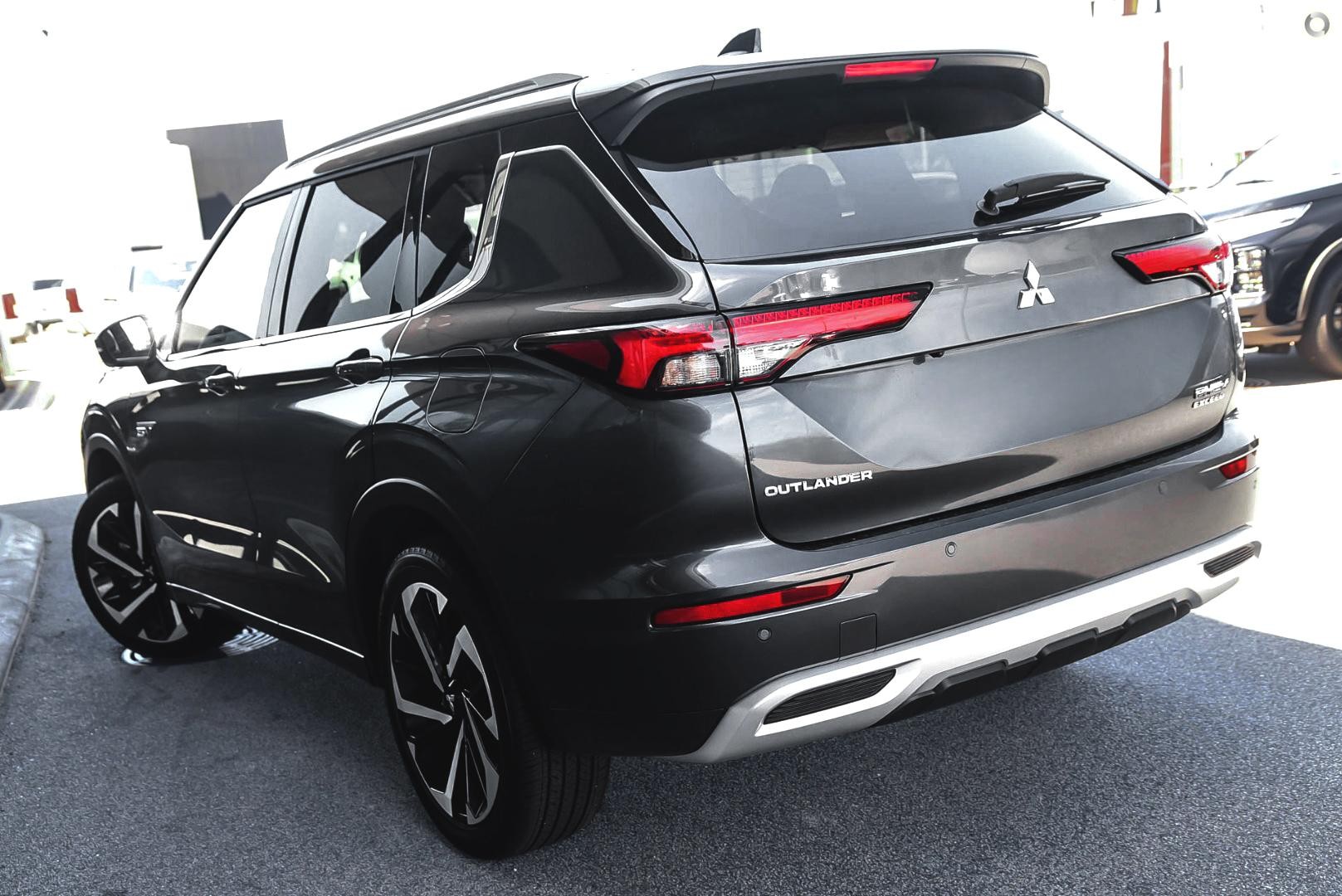 Mitsubishi Outlander image 4