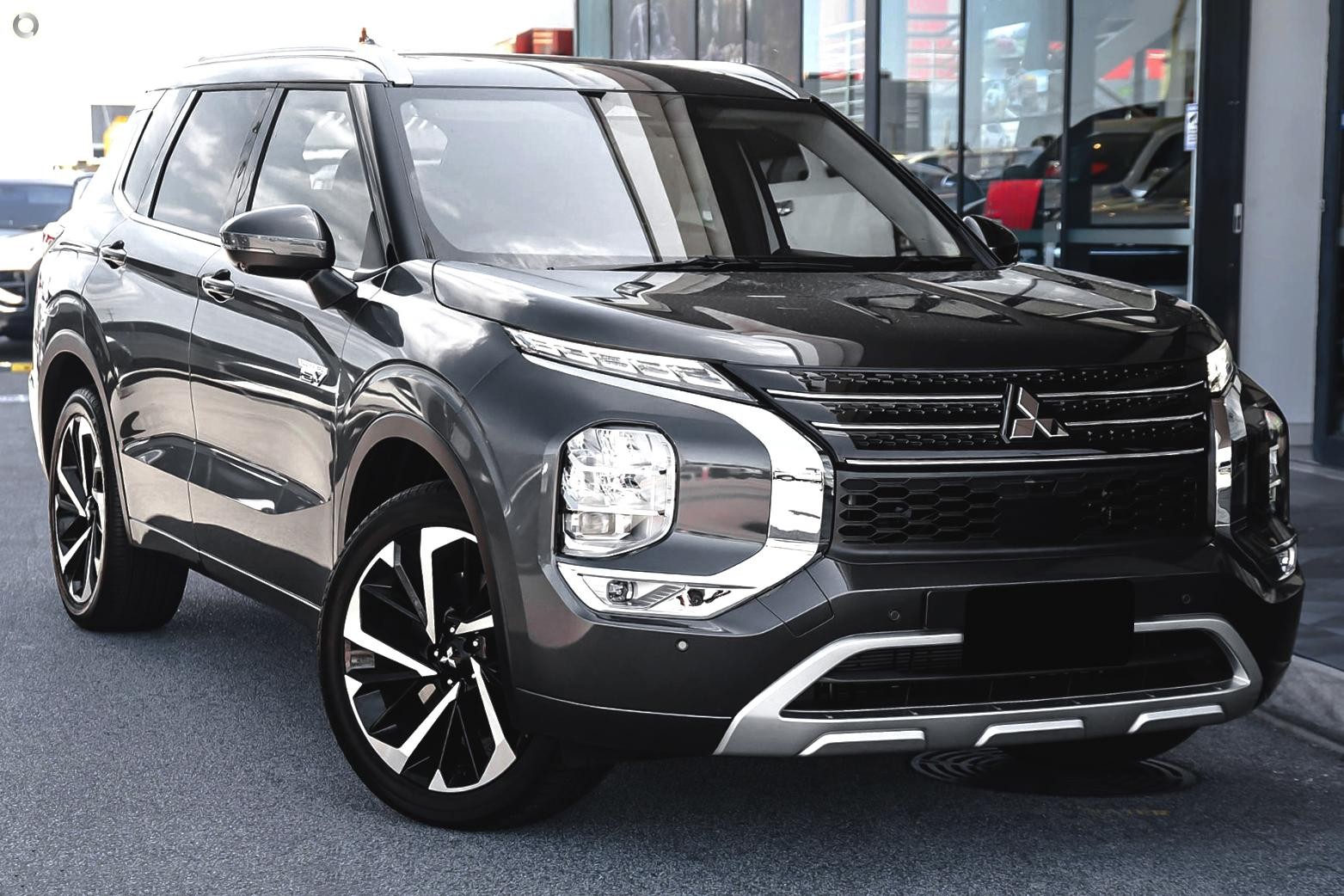 Mitsubishi Outlander image 1