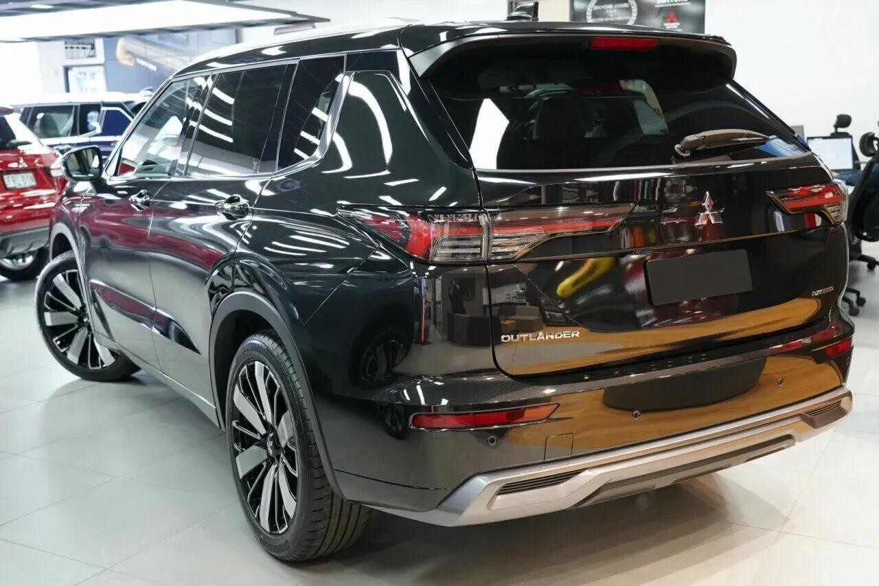 Mitsubishi Outlander image 2