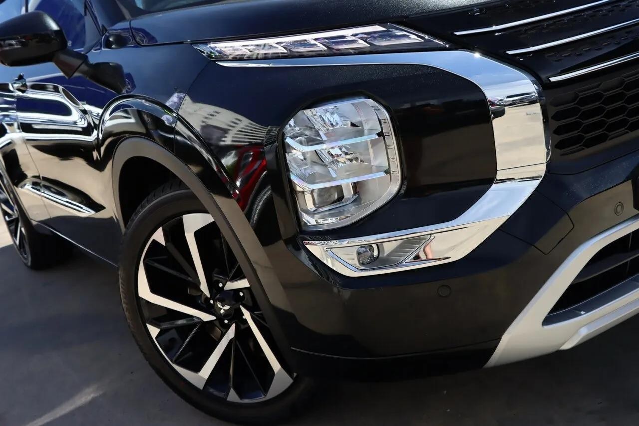 Mitsubishi Outlander image 4