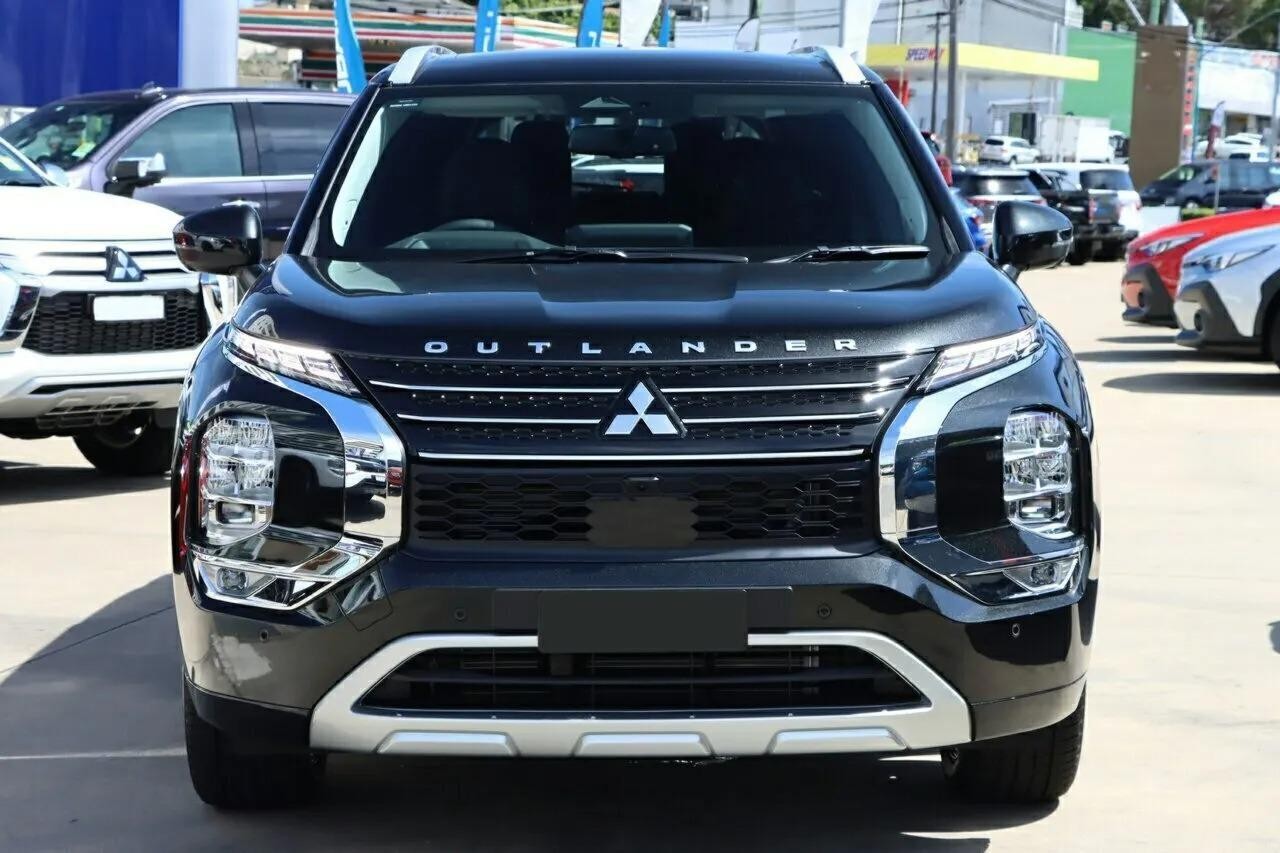 Mitsubishi Outlander image 2