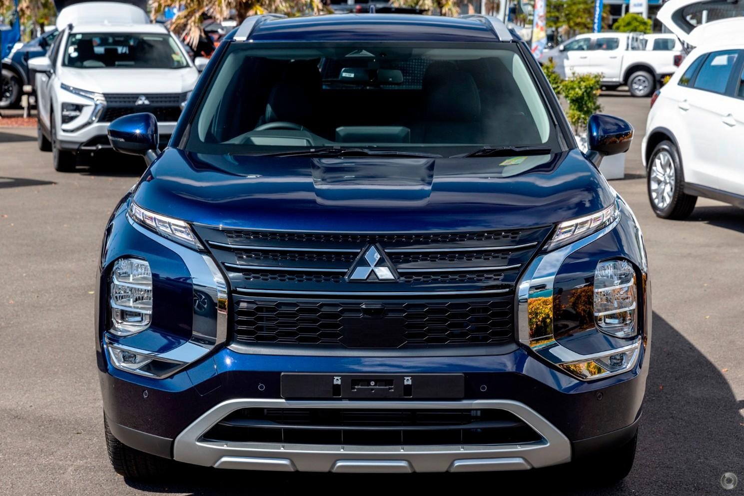 Mitsubishi Outlander image 2