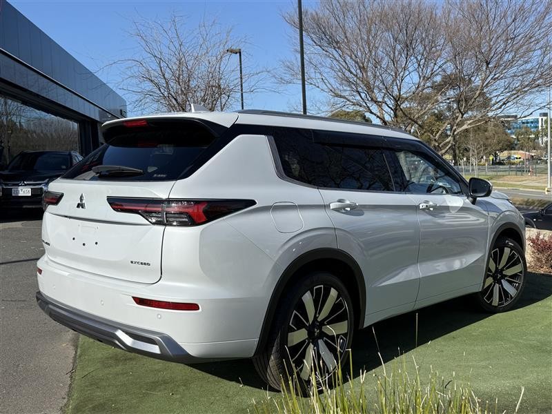 Mitsubishi Outlander image 2