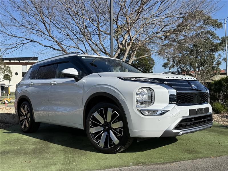 Mitsubishi Outlander image 1