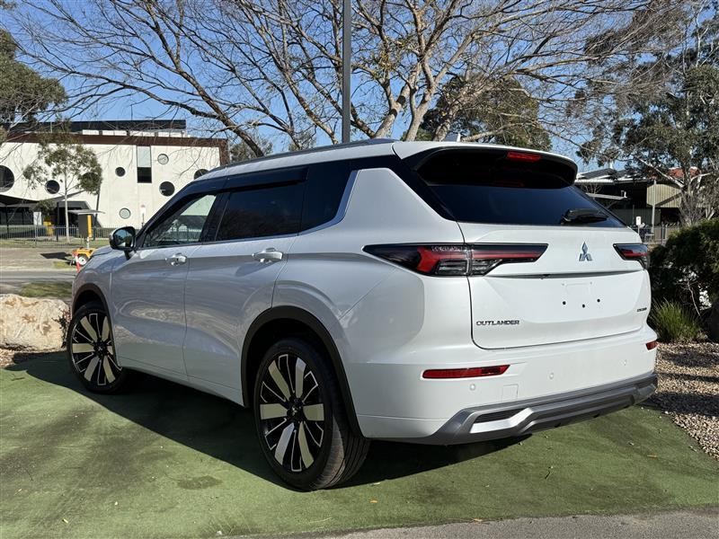 Mitsubishi Outlander image 3