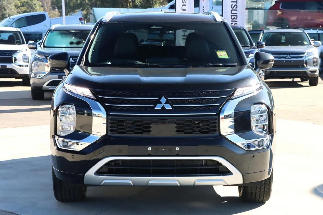Mitsubishi Outlander image 3