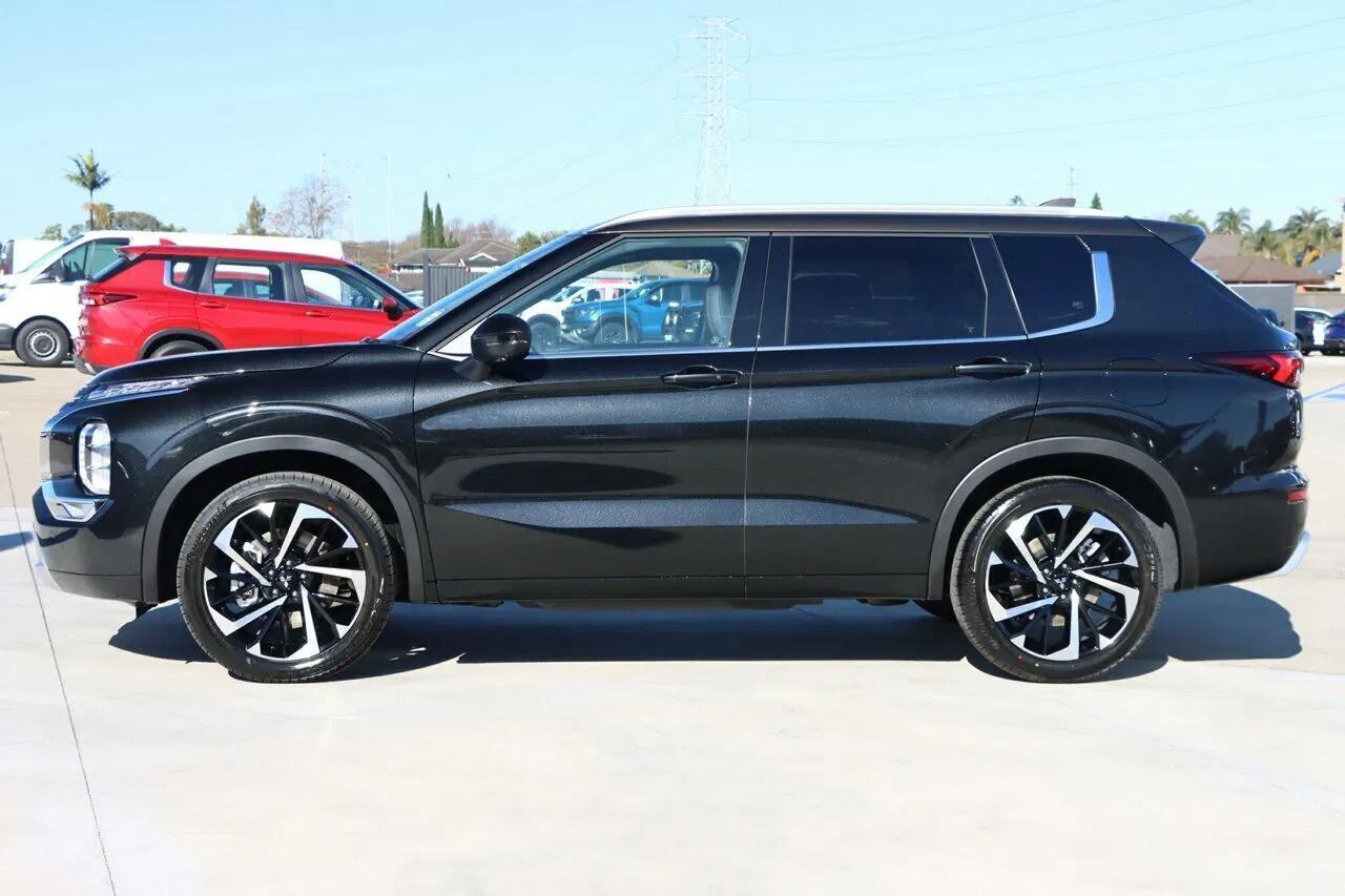 Mitsubishi Outlander image 2