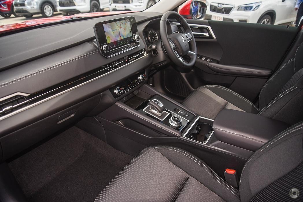 Mitsubishi Outlander image 4