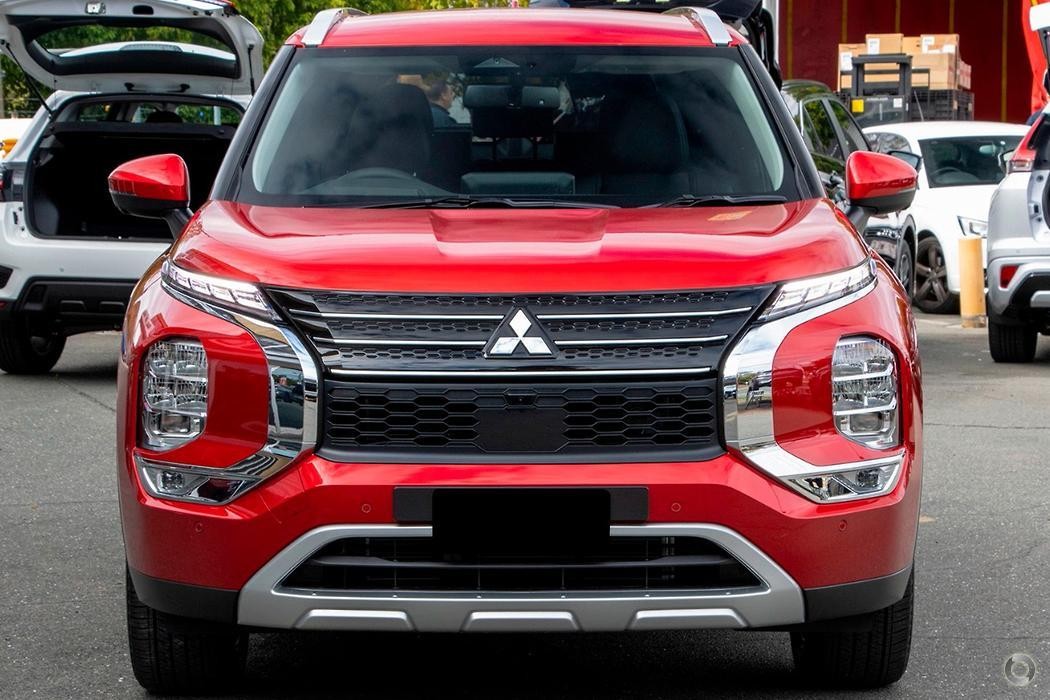 Mitsubishi Outlander image 2
