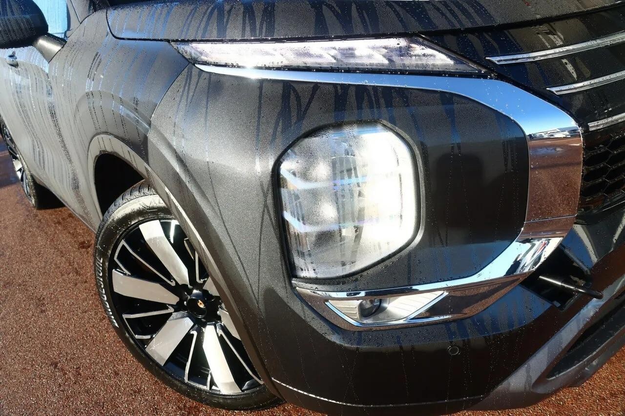 Mitsubishi Outlander image 2