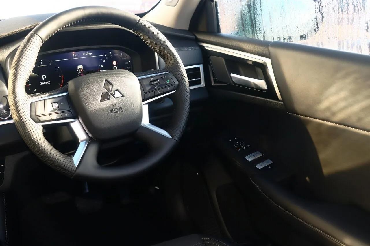Mitsubishi Outlander image 4