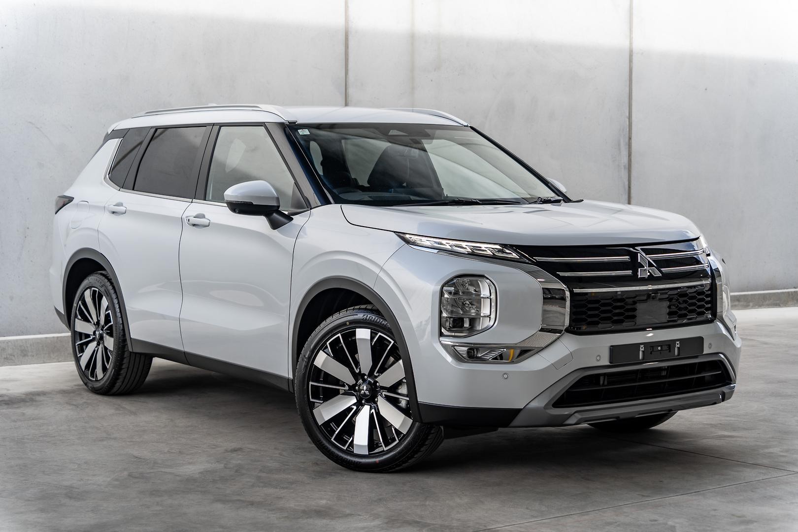 Mitsubishi Outlander image 1