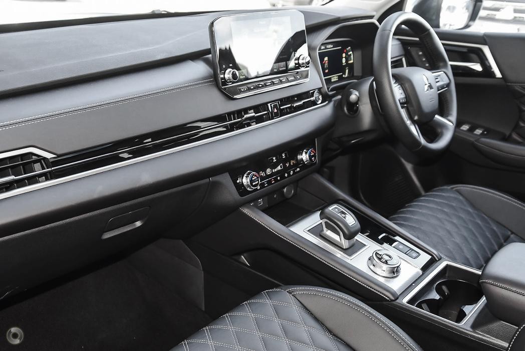 Mitsubishi Outlander image 4