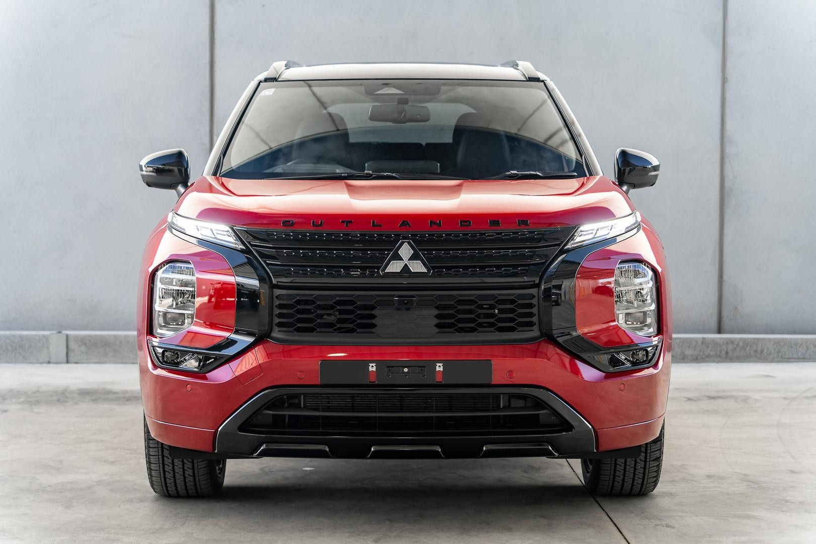 Mitsubishi Outlander image 2