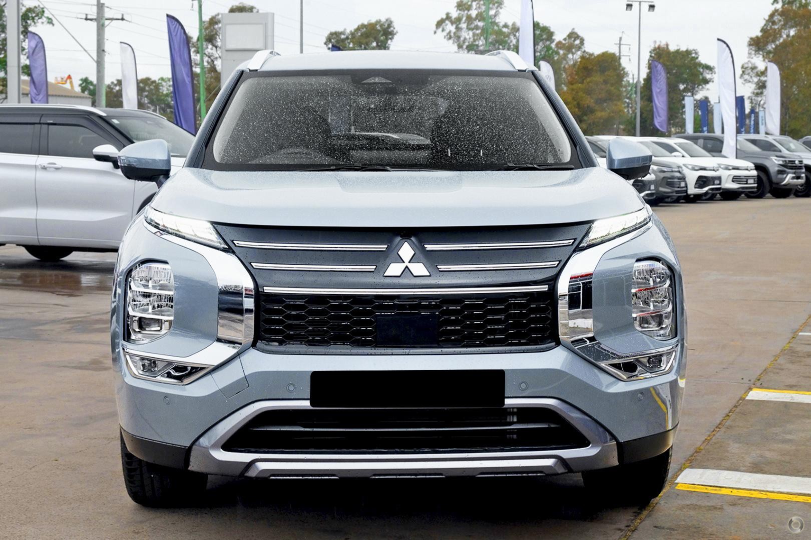 Mitsubishi Outlander image 2