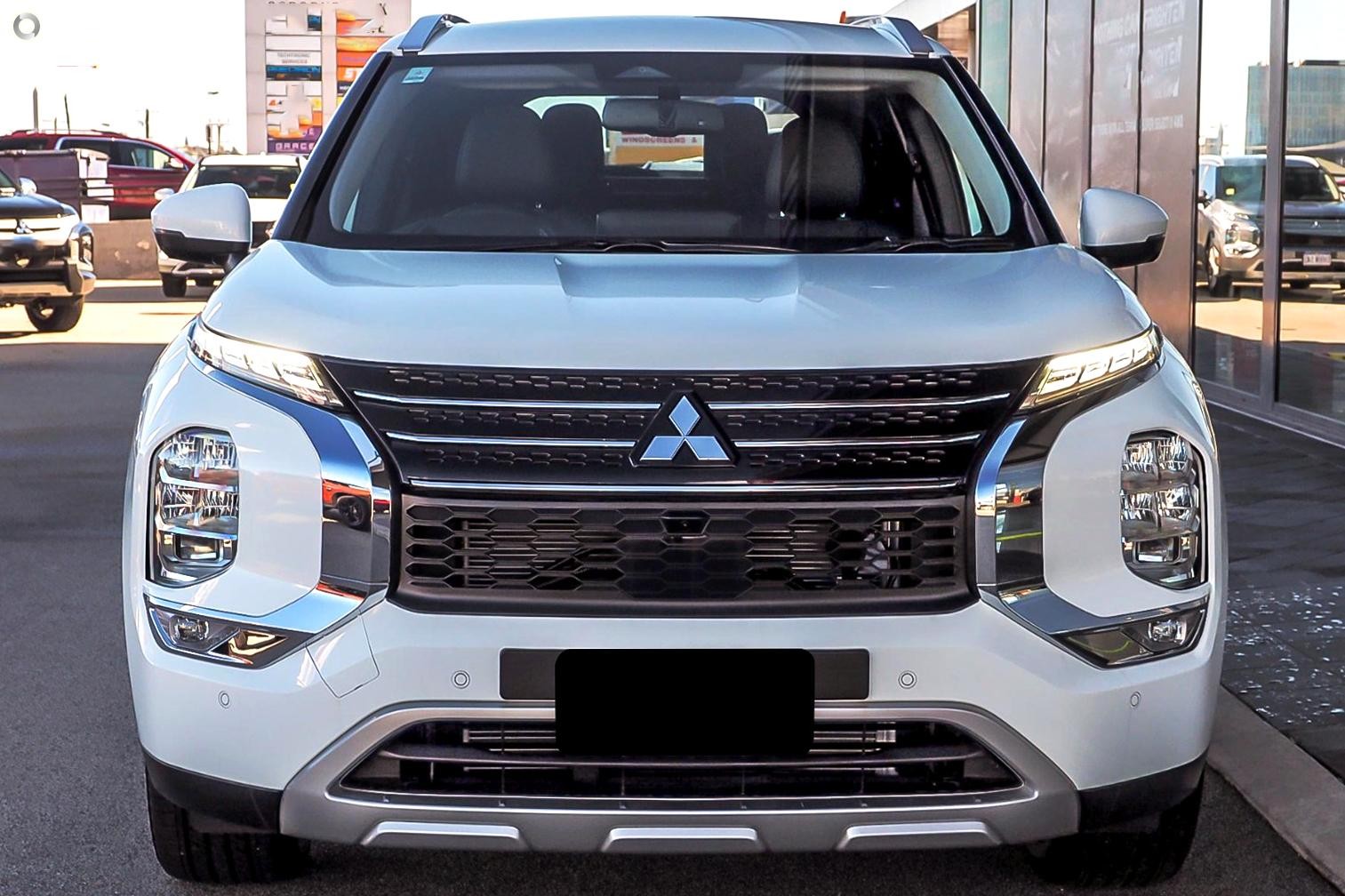 Mitsubishi Outlander image 4