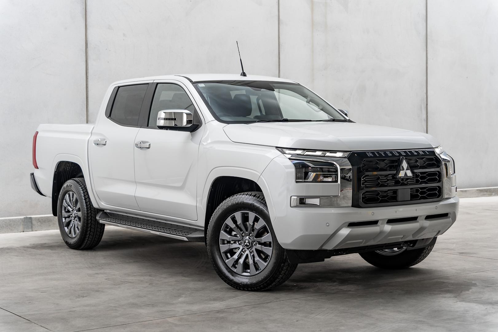 Mitsubishi Triton image 1