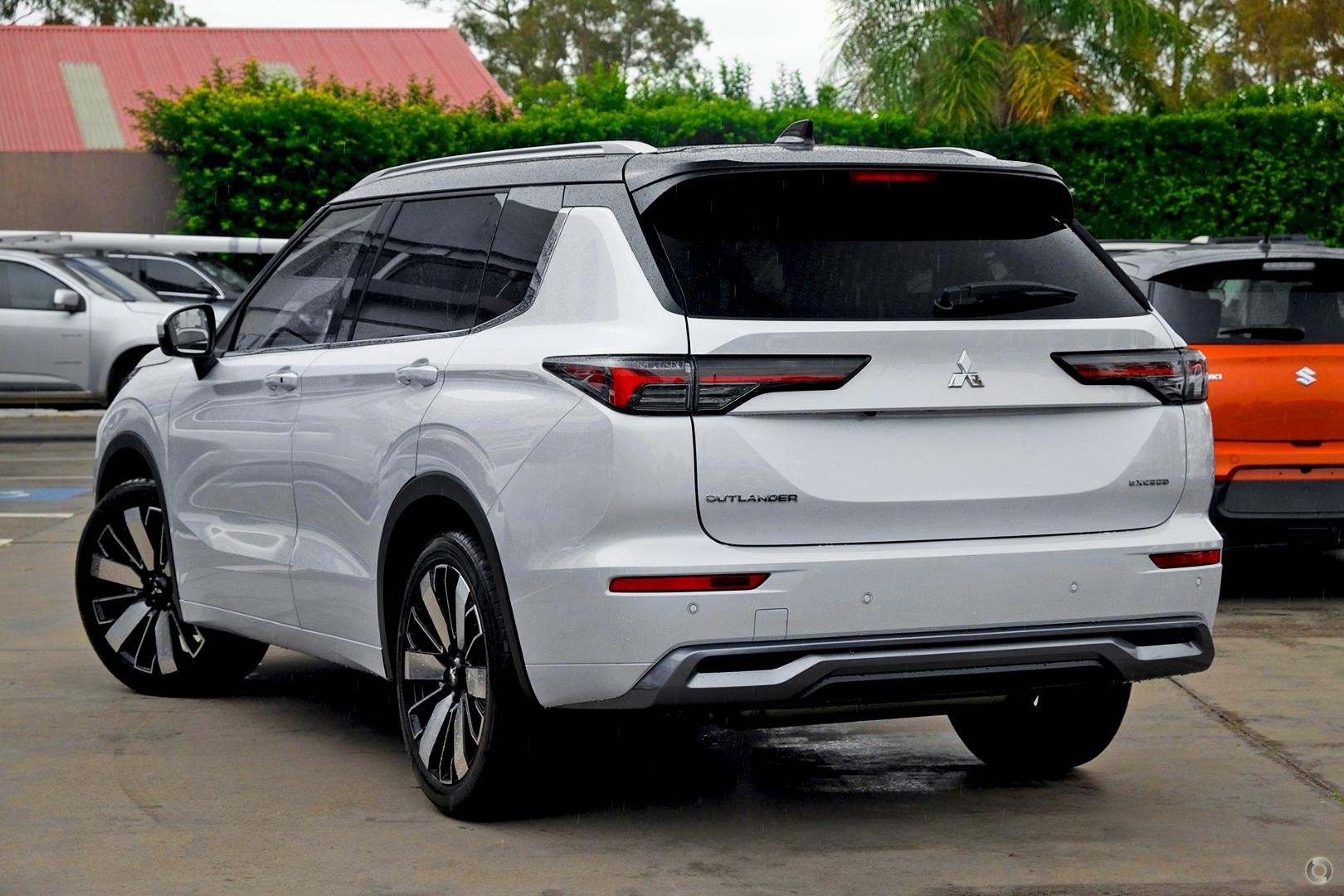 Mitsubishi Outlander image 4