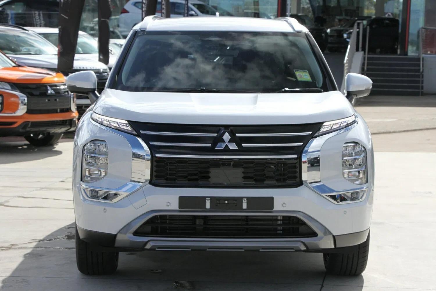 Mitsubishi Outlander image 2