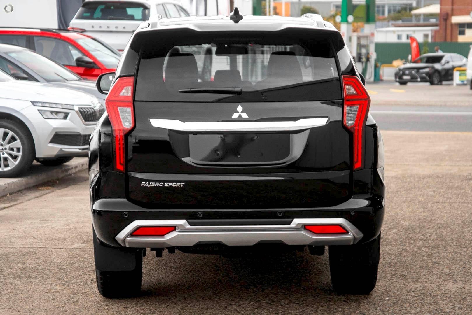 Mitsubishi Pajero Sport image 3