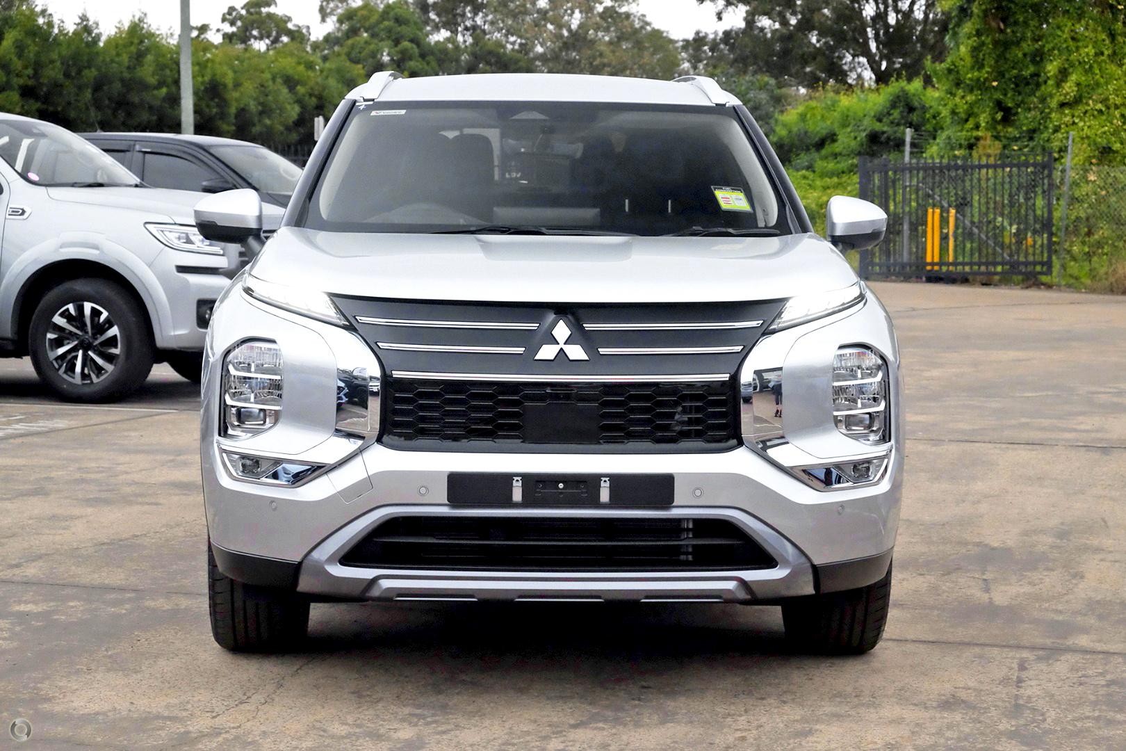 Mitsubishi Outlander image 2