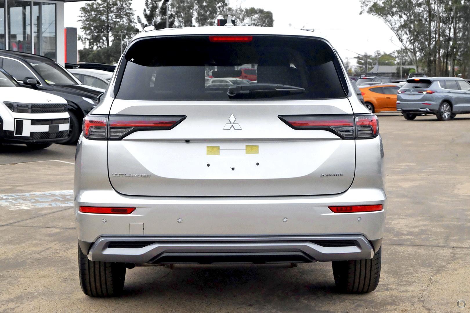 Mitsubishi Outlander image 3