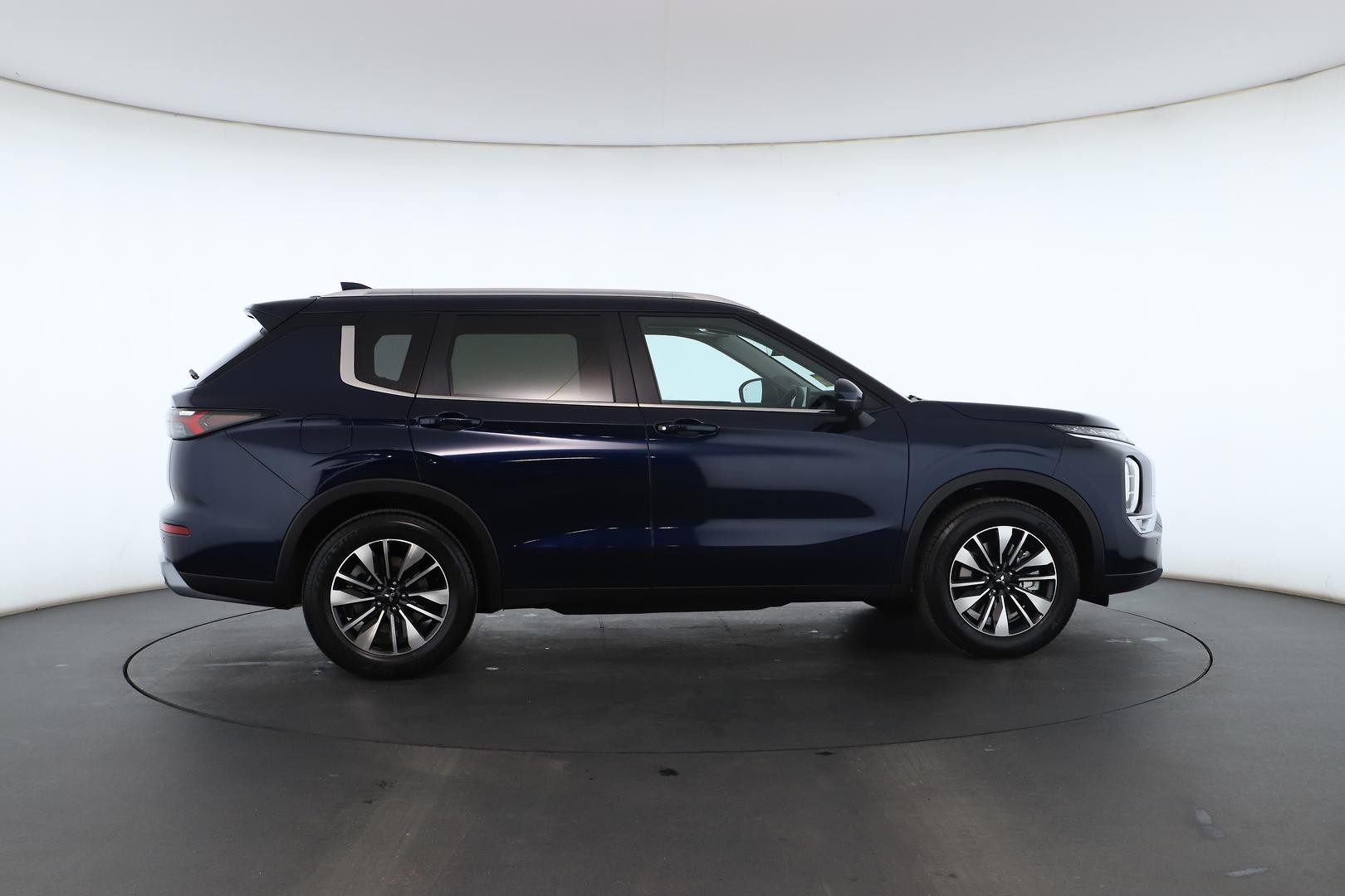 Mitsubishi Outlander image 2