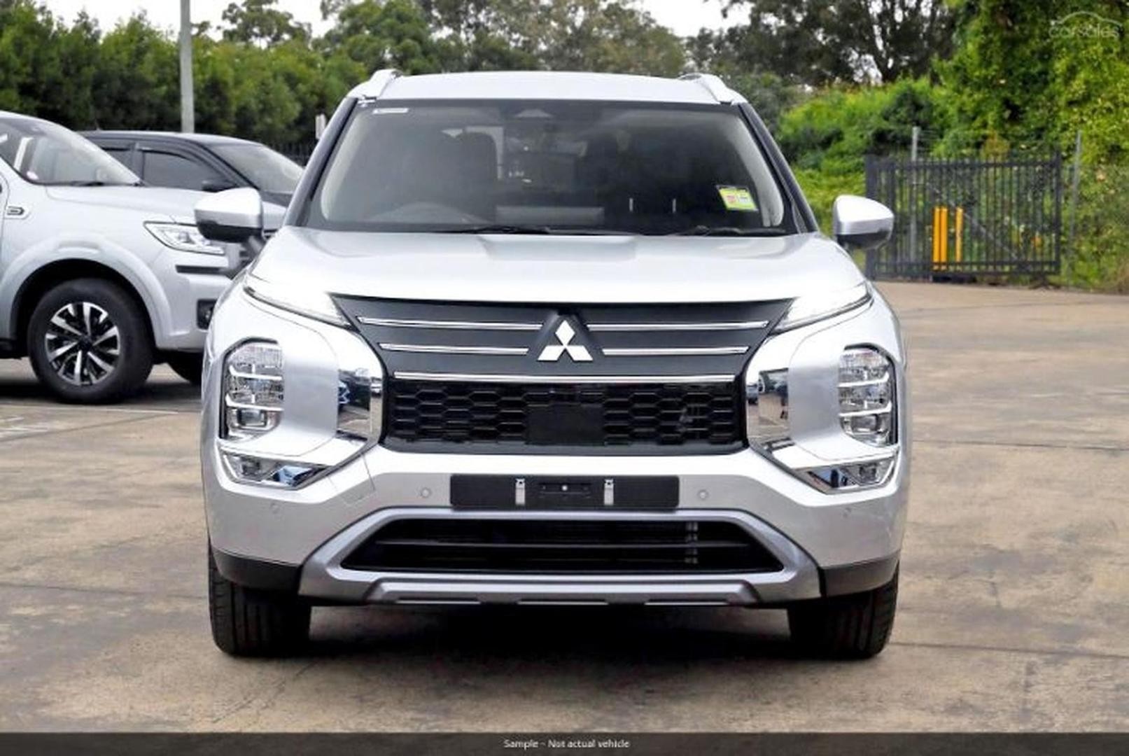 Mitsubishi Outlander image 2